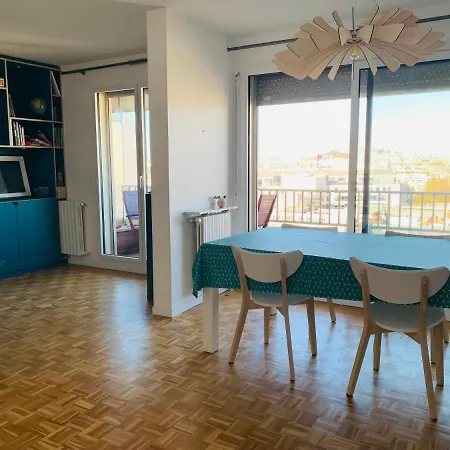 Large Flat With View And Balcony باريس